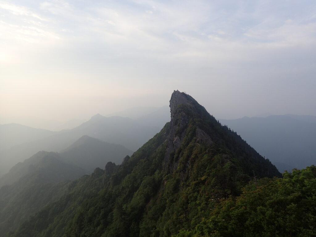 日本百名山の石鎚山を登山した時にオリンパスの防水デジタルカメラタフで撮影したナイフリッジの稜線
