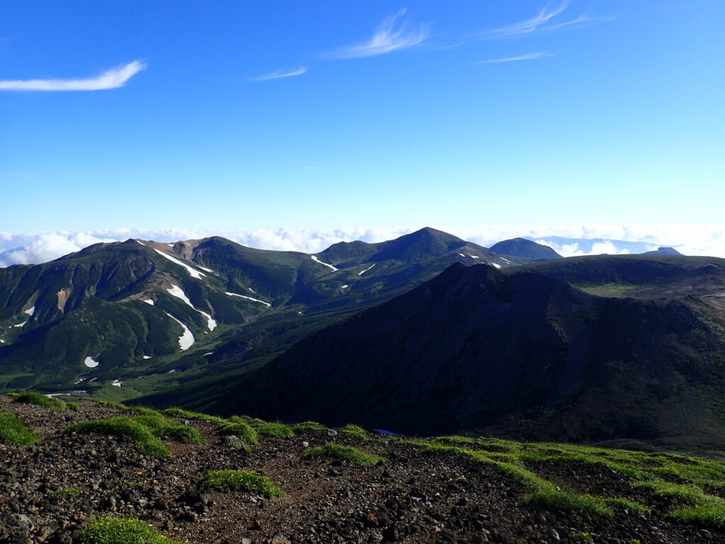 日本百名山の旭岳を登山した時にオリンパスの防水デジタルカメラタフで撮影した戸蔦別岳から撮影した熊ヶ岳（右手前）と北鎮岳（中央右）