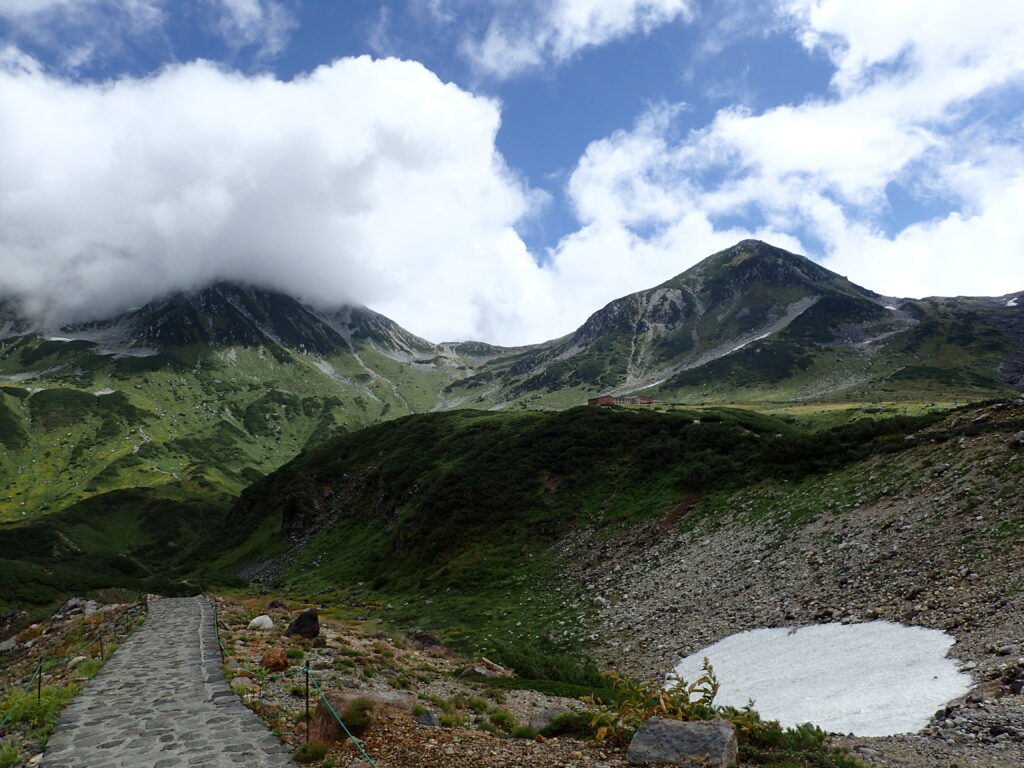 日本百名山の立山を登山した時にオリンパスの防水デジタルカメラタフで撮影した浄土山（右）と、雲に覆われた雄山