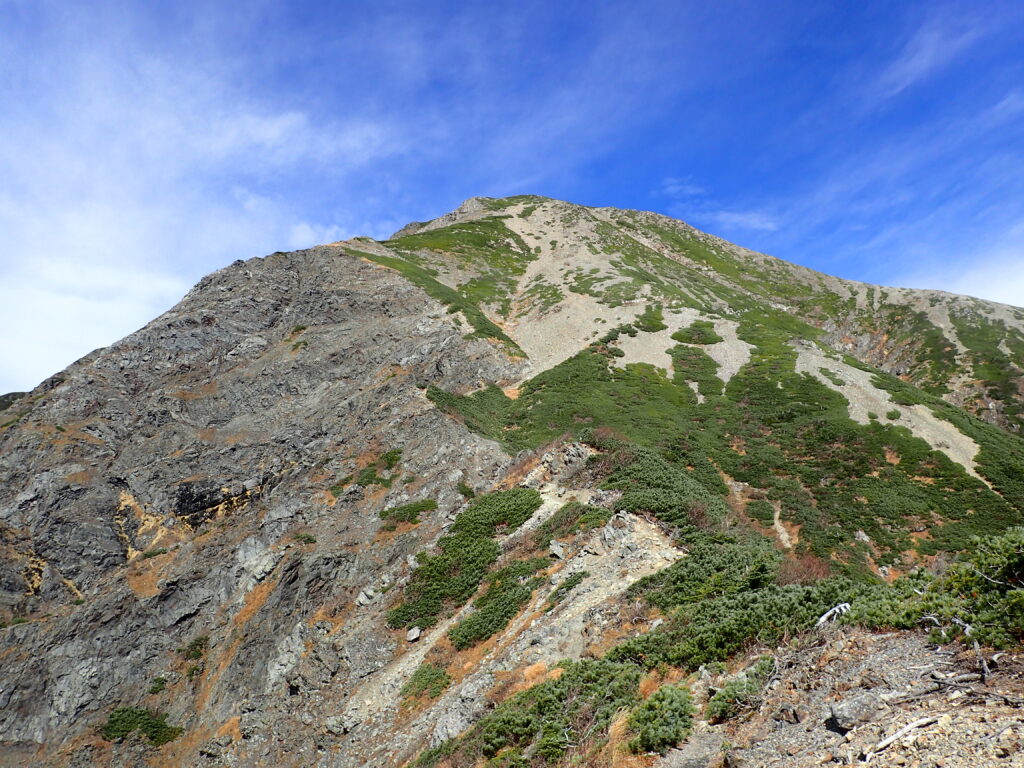 日本百名山の聖岳を登山した時にオリンパスの防水デジタルカメラタフで撮影した聖岳山頂