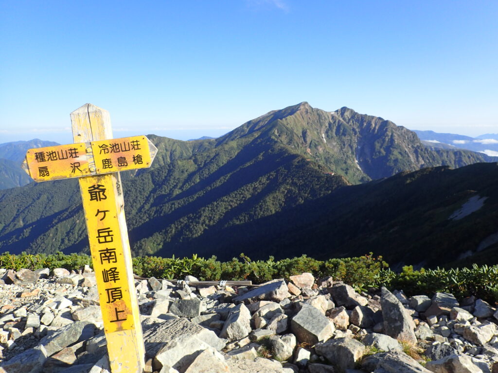 日本百名山の鹿島槍ヶ岳を登山した時にオリンパスの防水デジタルカメラタフで爺ヶ岳南峰から撮影した双耳峰の鹿島槍ヶ岳