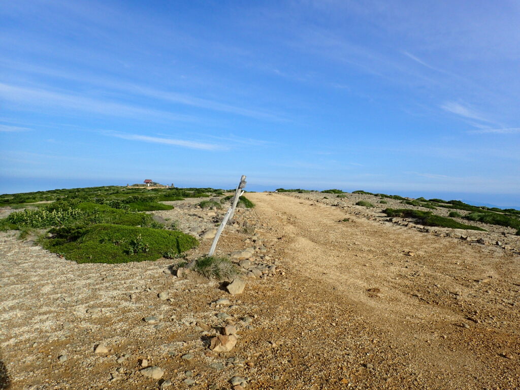 日本百名山の蔵王山を登山した時にオリンパスの防水デジタルカメラタフで撮影した広々とした山頂