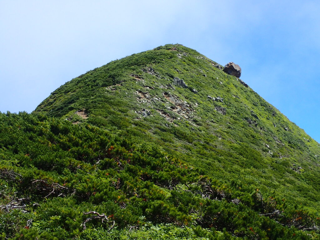 日本百名山の斜里岳を登山した時にオリンパスの防水デジタルカメラタフで撮影した山頂近くの落ちそうな岩