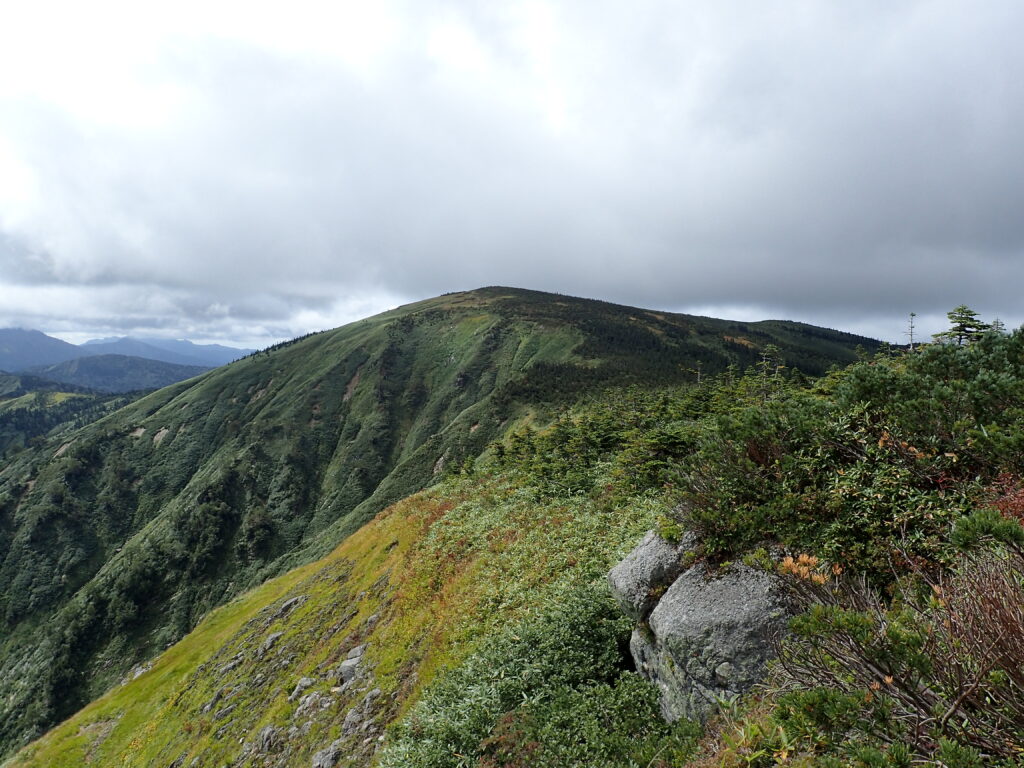 日本百名山の平ヶ岳を登山した時にオリンパスの防水デジタルカメラタフで撮影した平ヶ岳の稜線