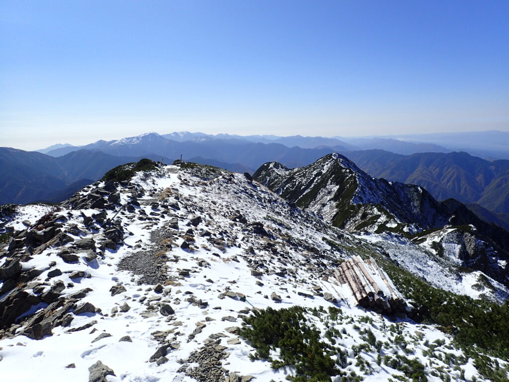 日本百名山の仙丈家岳を登山した時にオリンパスの防水デジタルカメラタフで撮影した雪化粧した稜線