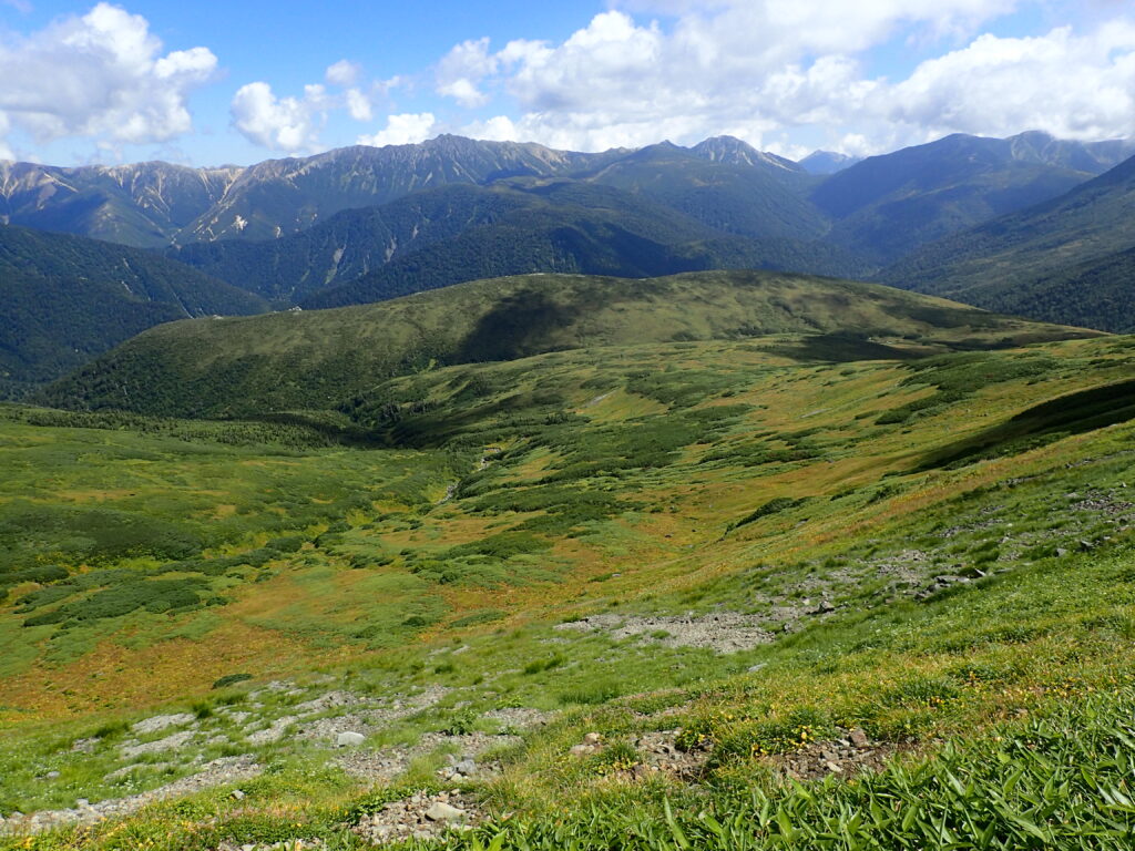 日本百名山の黒部五郎岳を登山した時にオリンパスの防水デジタルカメラタフで撮影した見渡す限りの山