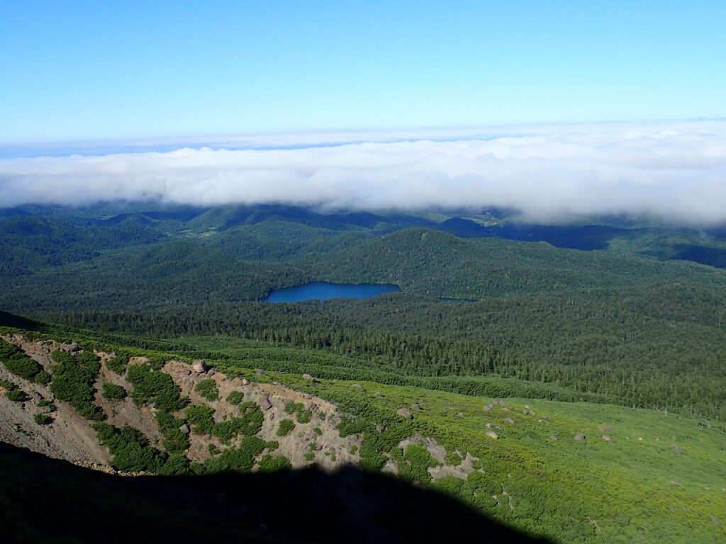 日本百名山の阿寒岳を登山した時にオリンパスの防水デジタルカメラタフで撮影したオンネトーと樹海と雲海
