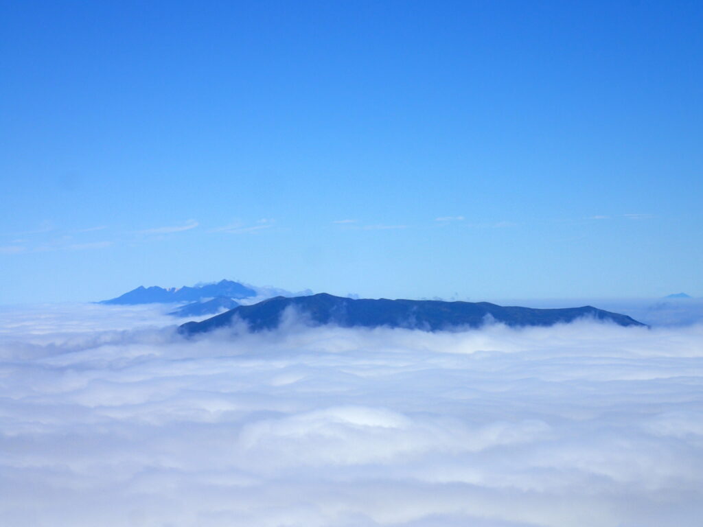 日本百名山の斜里岳を登山した時にオリンパスの防水デジタルカメラタフで撮影した雲海と山々
