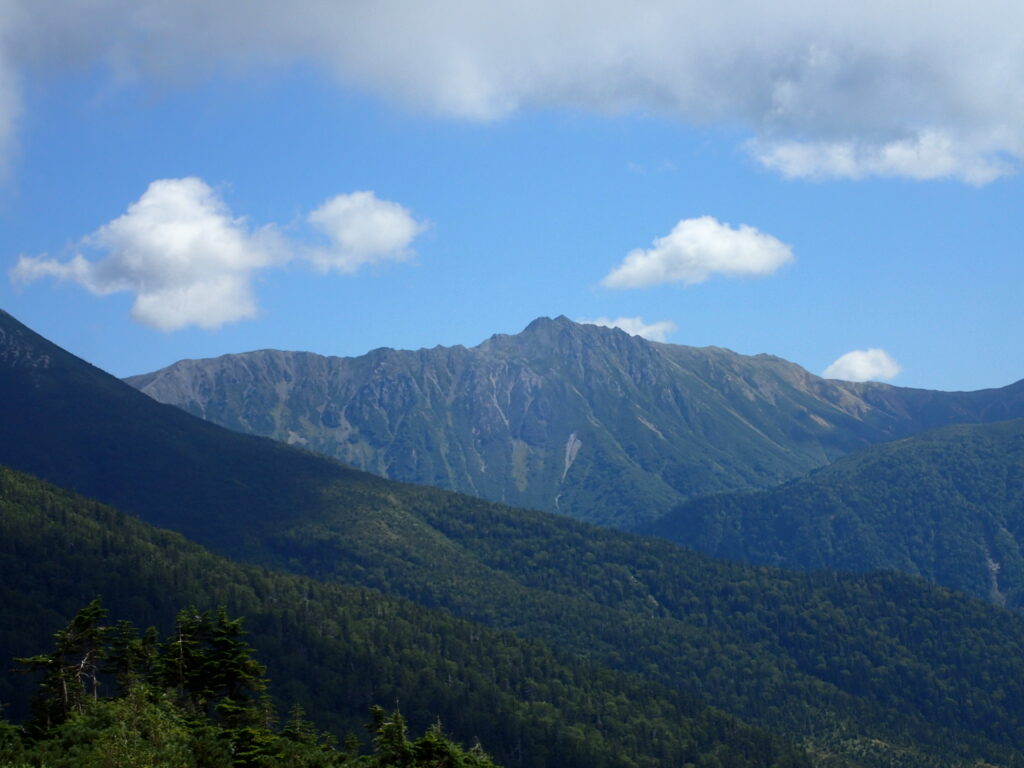 日本百名山の薬師岳を登山した時にオリンパスの防水デジタルカメラタフで撮影した水晶岳