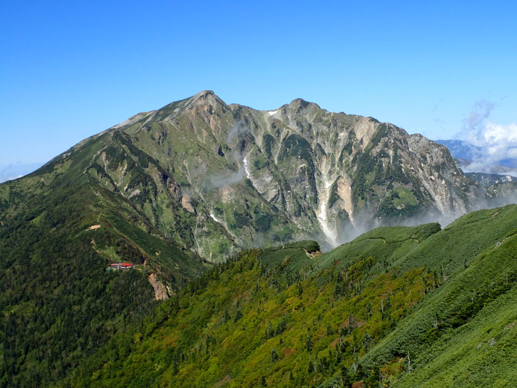 日本百名山の鹿島槍ヶ岳を登山した時にオリンパスの防水デジタルカメラタフで撮影した双耳峰の鹿島槍ヶ岳と冷池山荘