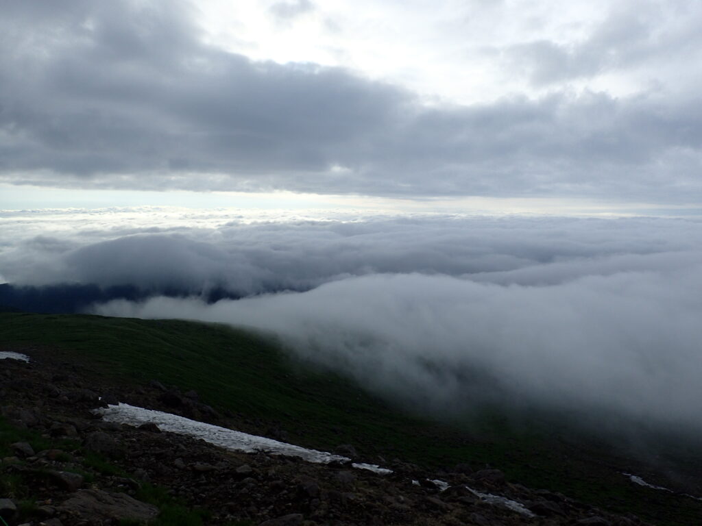 日本百名山の月山を登山した時にオリンパスの防水デジタルカメラタフで撮影した雲海の上に重なる雲