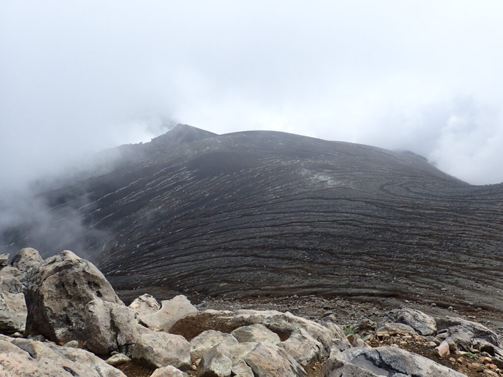 日本百名山の十勝岳を登山した時にオリンパスの防水デジタルカメラタフで撮影した山肌の筋