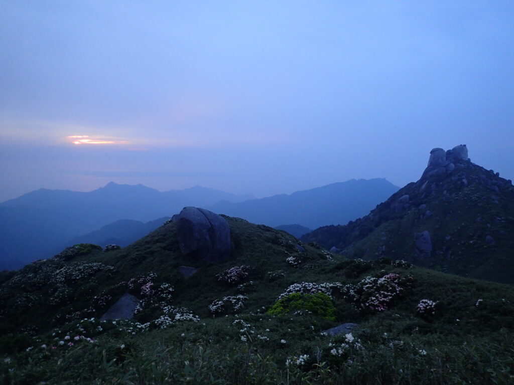 日本百名山の宮之浦岳を登山した時にオリンパスの防水デジタルカメラタフで撮影した屋久島の朝