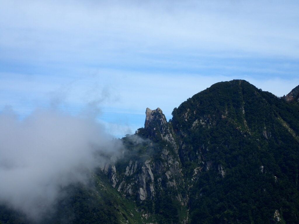 日本百名山の剱岳を登山した時にオリンパスの防水デジタルカメラタフで撮影した小窓尾根（バリエーションルート）のニードルにズーム