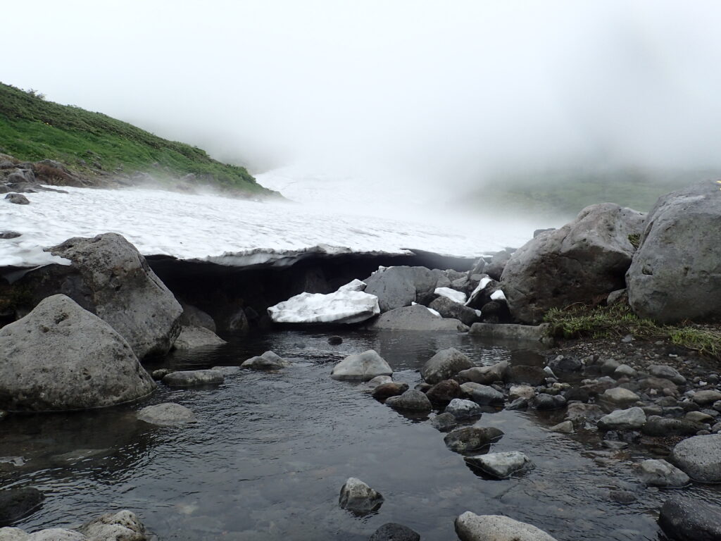 日本百名山の鳥海山を登山した時にオリンパスの防水デジタルカメラタフで撮影した雪解け水