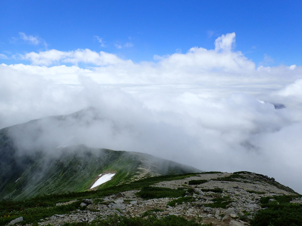 日本百名山の飯豊山を登山した時にオリンパスの防水デジタルカメラタフで撮影した稜線と雲海