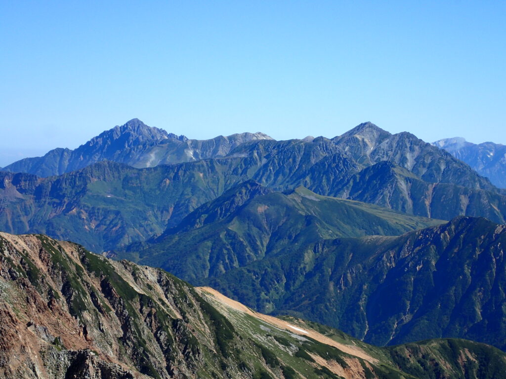 日本百名山の薬師岳を登山した時にオリンパスの防水デジタルカメラタフで撮影した剱岳と立山
