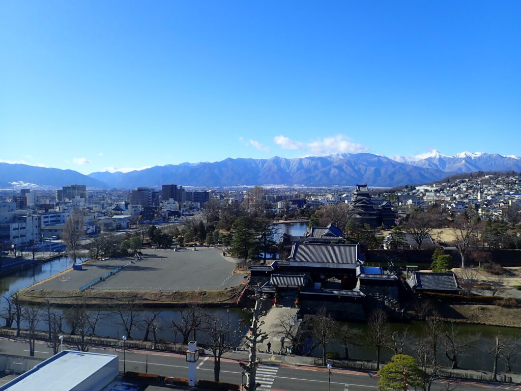 松本市役所の展望台から撮影した松本城と北アルプス