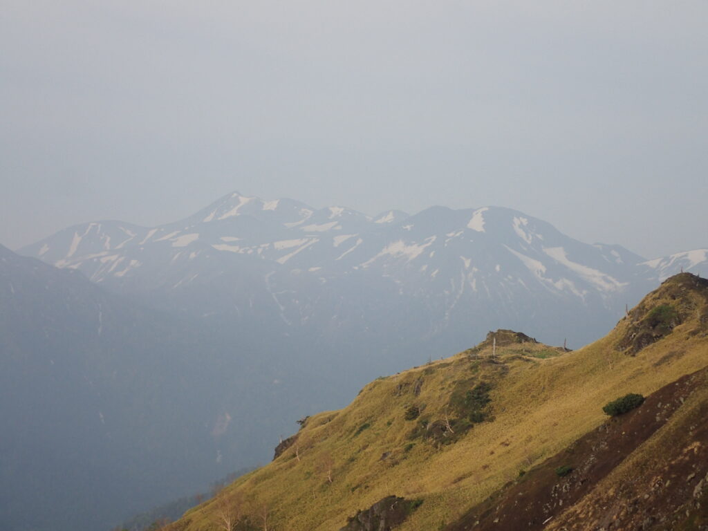 日本百名山の焼岳を登山した時にオリンパスの防水デジタルカメラタフで撮影した23の峰をもつ乗鞍岳