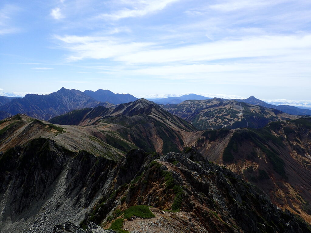 日本百名山の水晶岳を登山した時にオリンパスの防水デジタルカメラタフで撮影した槍ヶ岳、穂高岳、笠ヶ岳などの山々