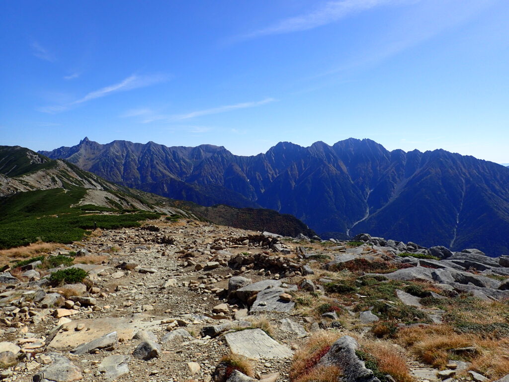 日本百名山の笠ヶ岳を登山した時にオリンパスの防水デジタルカメラタフで撮影した笠ヶ岳のテント場と槍ヶ岳・穂高岳の稜線