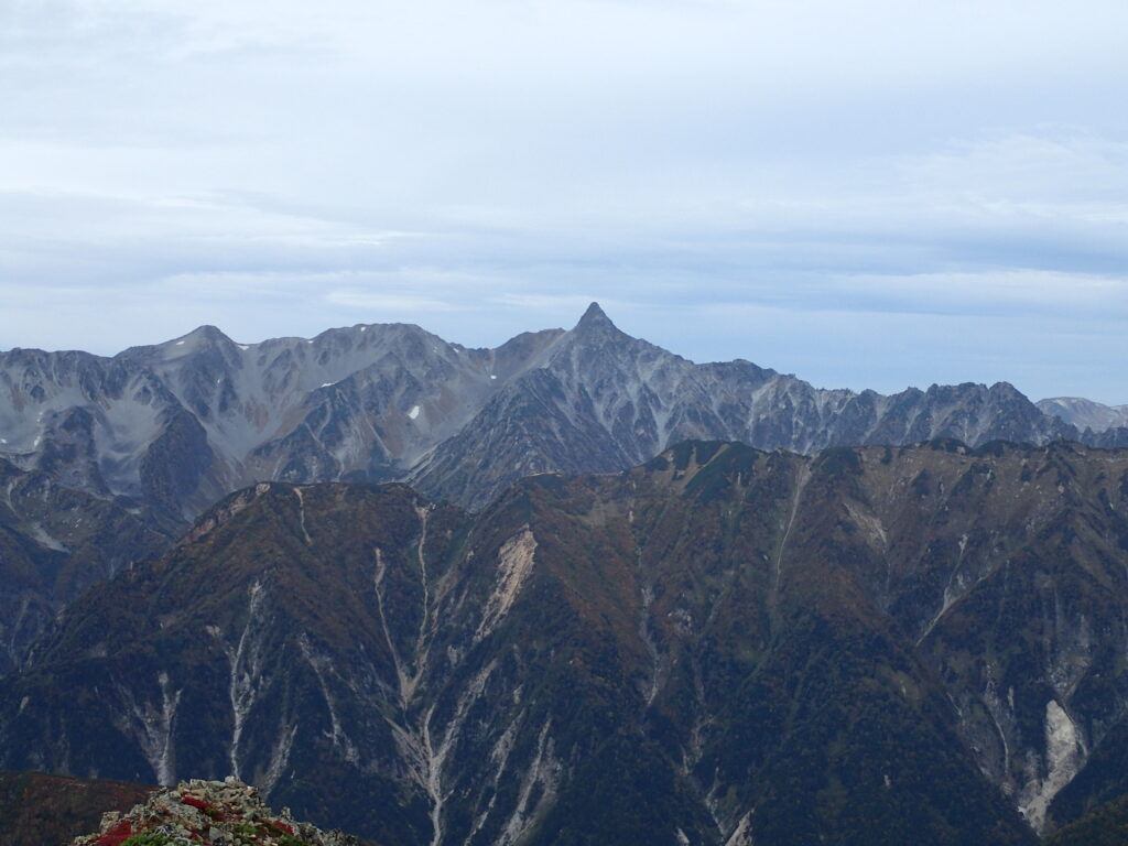 日本百名山の常念岳を登山した時にオリンパスの防水デジタルカメラタフで撮影した槍ヶ岳