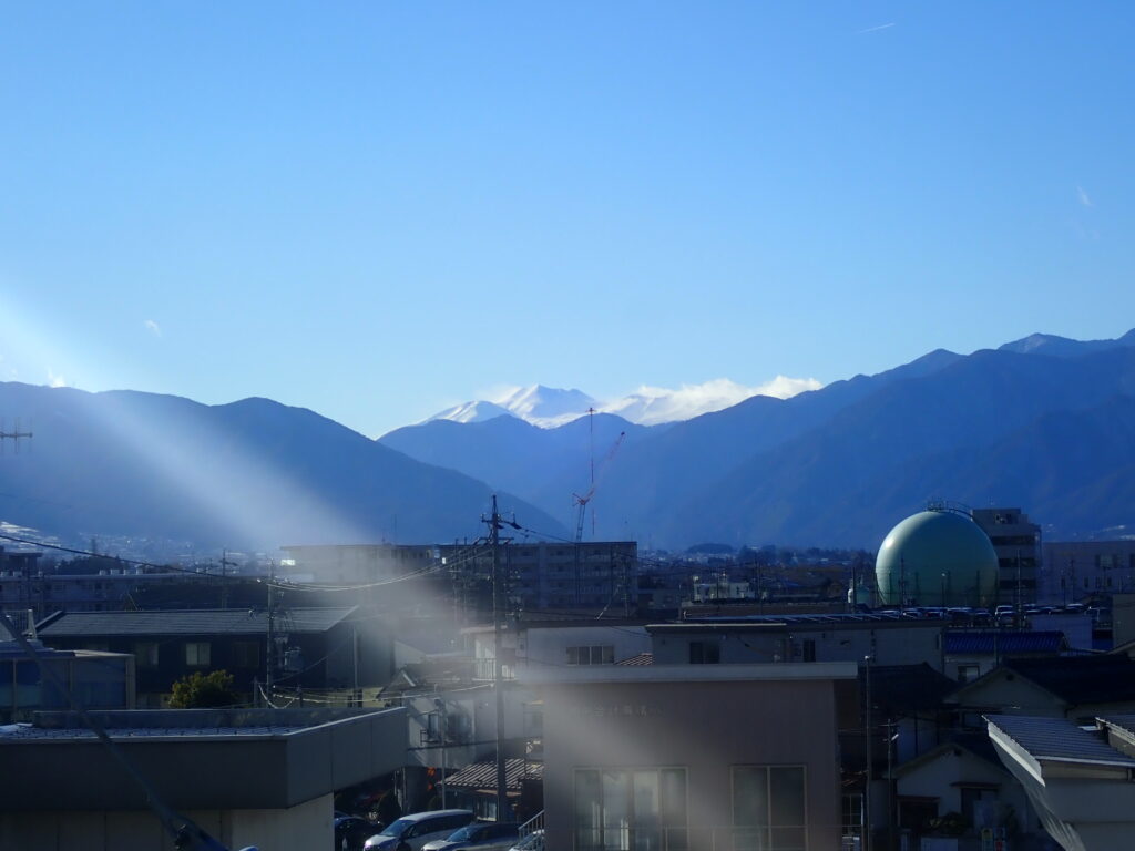 松本駅から撮影した雪化粧した北アルプスで日本百名山の乗鞍岳