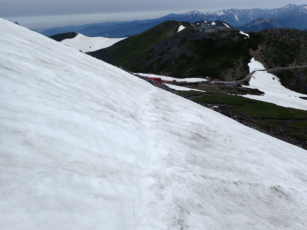 日本百名山の乗鞍岳を登山した時にオリンパスの防水デジタルカメラタフで撮影した残雪の登山道