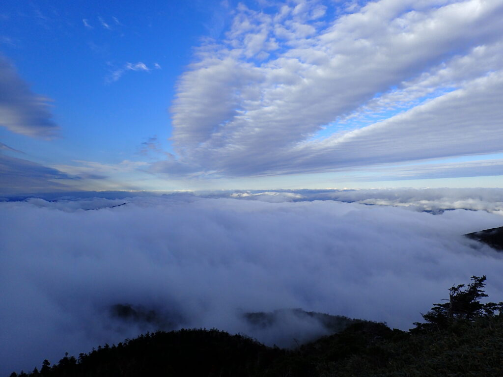 日本百名山の白山を登山した時にオリンパスの防水デジタルカメラタフで撮影した雲海の上の雲