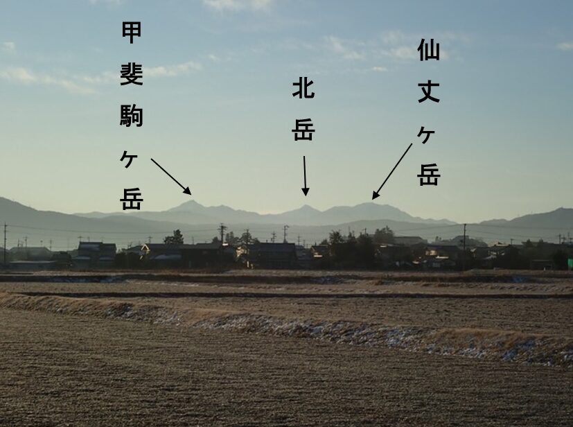 長野県の松本市から見える甲斐駒ヶ岳、北岳、仙丈ケ岳などの南アルプスの山々