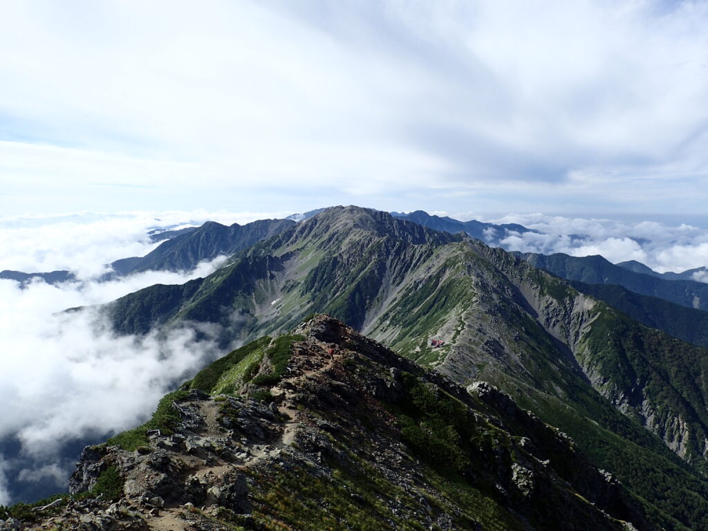 日本百名山の北岳を登山した時にオリンパスの防水デジタルカメラタフで撮影した間ノ岳に続く稜線