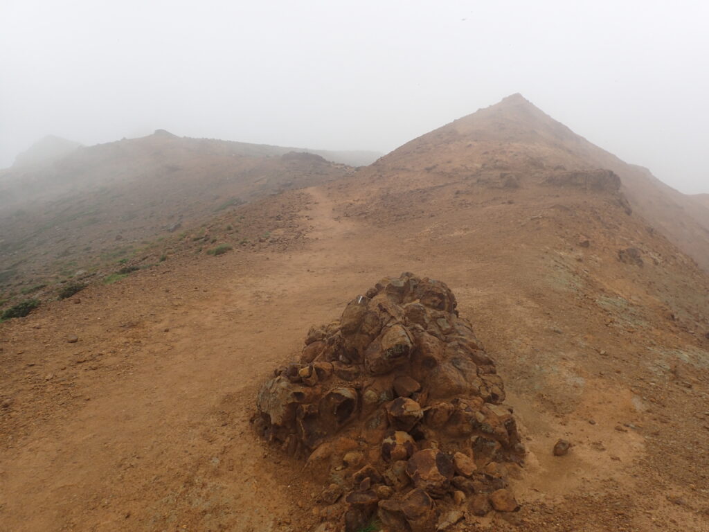 日本百名山の安達太良山を登山した時にオリンパスの防水デジタルカメラタフで撮影した土色の稜線