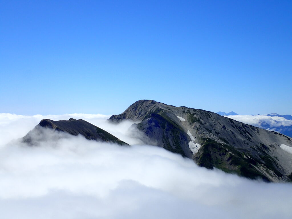 日本百名山の白馬岳を登山した時にオリンパスの防水デジタルカメラタフで撮影した雲海と杓子岳と白馬鑓ヶ岳