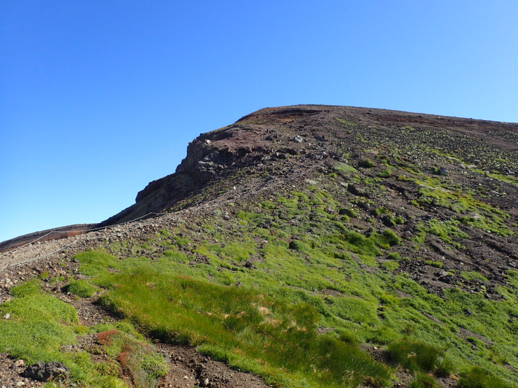 日本百名山の旭岳を登山した時にオリンパスの防水デジタルカメラタフで撮影した青空と登山道
