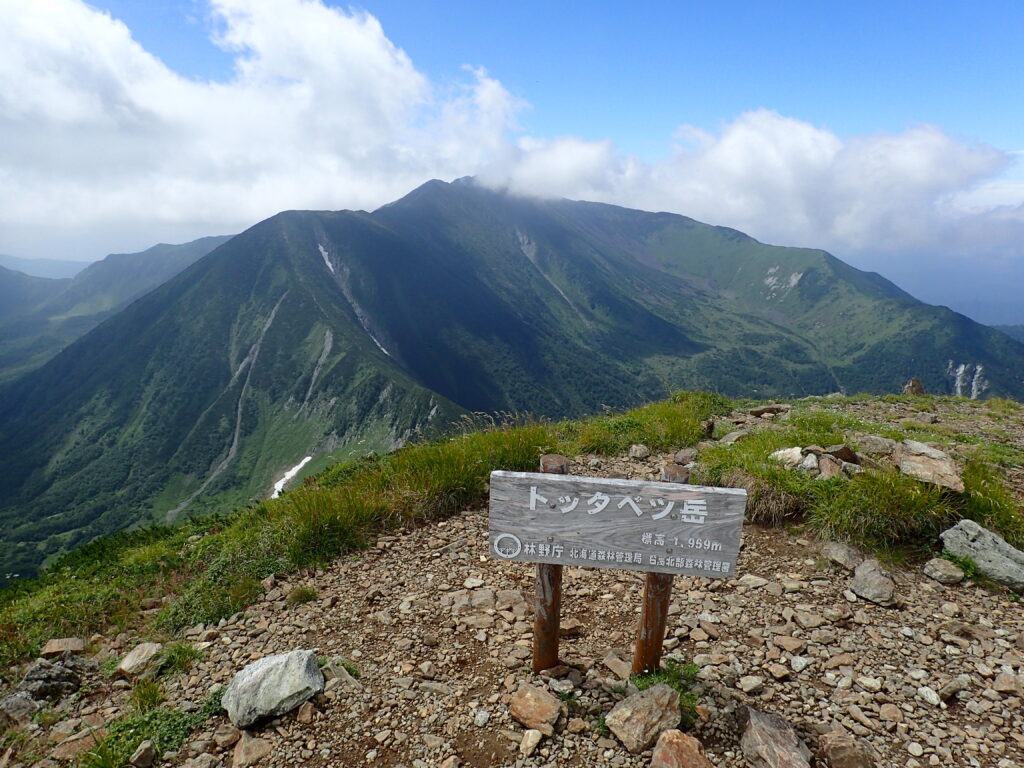 日本百名山の幌尻岳を登山した時にオリンパスの防水デジタルカメラタフで撮影した幌尻岳の山体