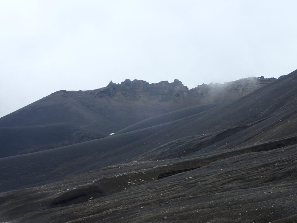 日本百名山の十勝岳を登山した時にオリンパスの防水デジタルカメラタフで撮影したギザギザの稜線