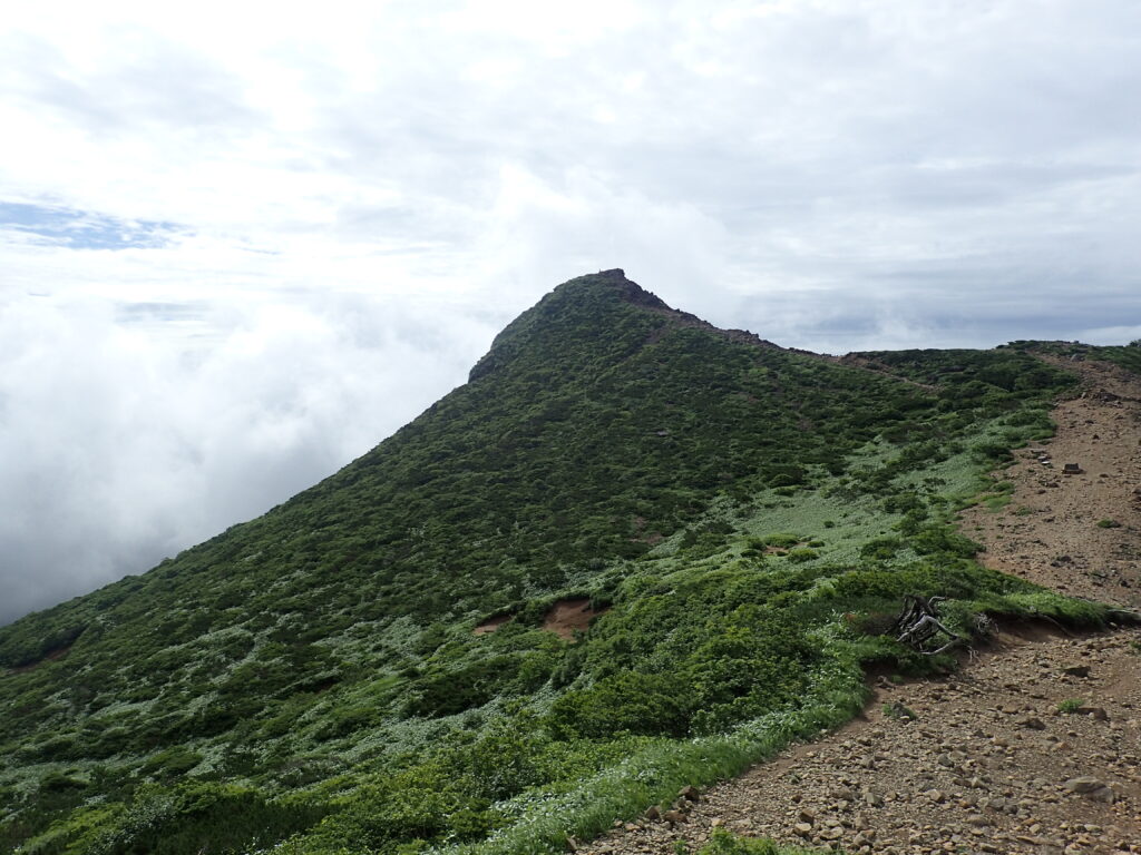 日本百名山の那須岳を登山した時にオリンパスの防水デジタルカメラタフで撮影した鋭鋒の朝日岳