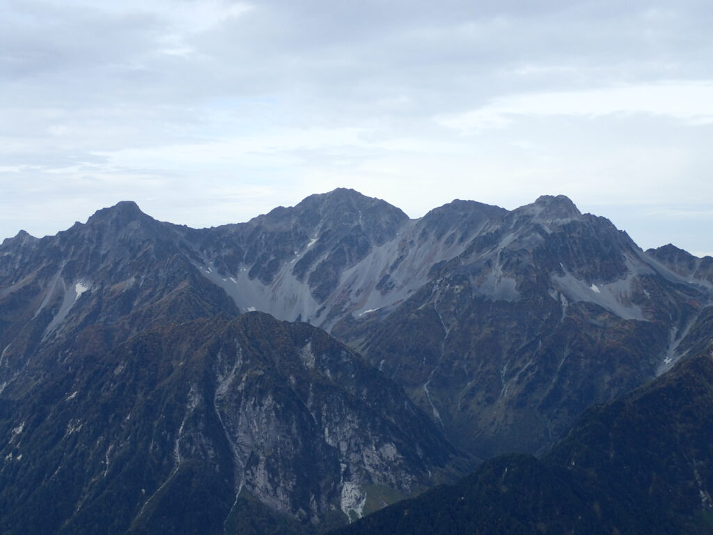 日本百名山の常念岳を登山した時にオリンパスの防水デジタルカメラタフで撮影した穂高岳