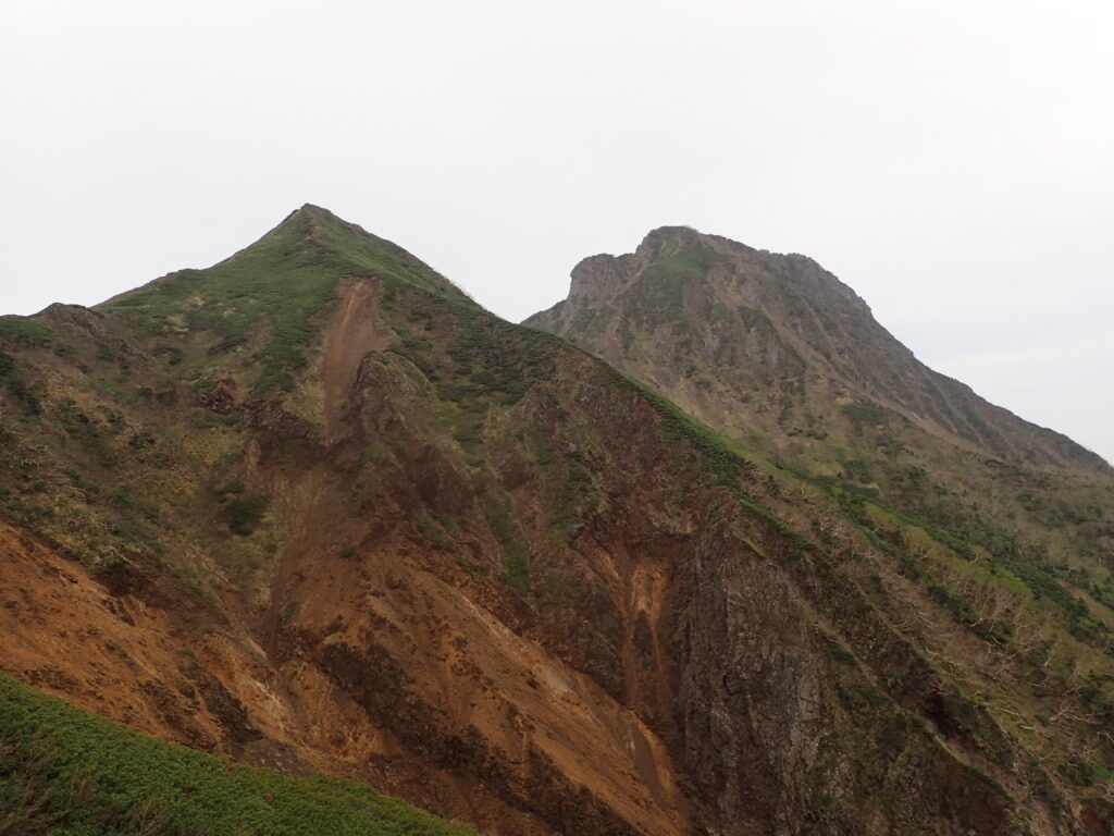 日本百名山の八ヶ岳を登山した時にオリンパスの防水デジタルカメラタフで文三郎尾根から撮影した中岳と阿弥陀岳