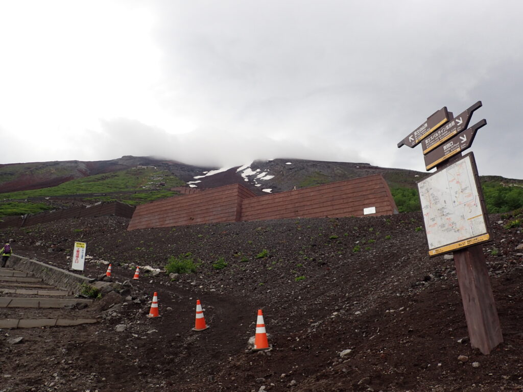 日本百名山の富士山を登山した時にオリンパスの防水デジタルカメラタフで撮影した雲に覆われた山頂方向