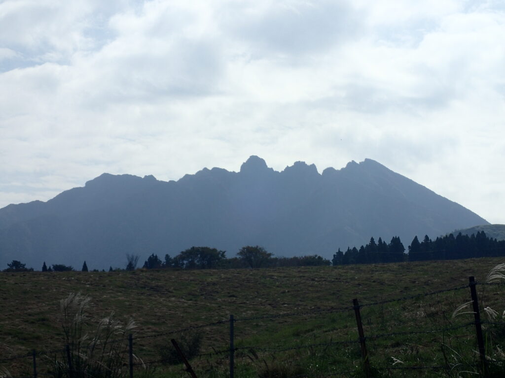 日本百名山の阿蘇山を登山した時にオリンパスの防水デジタルカメラタフで撮影した阿蘇山の稜線