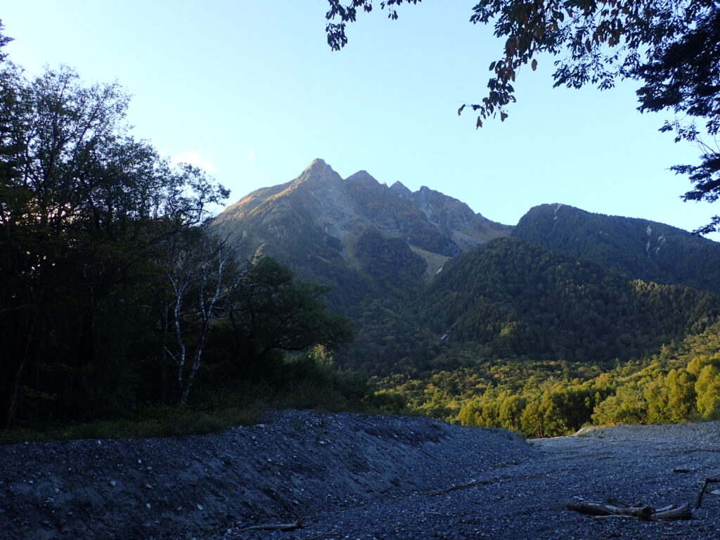 日本百名山の穂高岳を登山した時にオリンパスの防水デジタルカメラタフで撮影した明神岳（穂高岳）