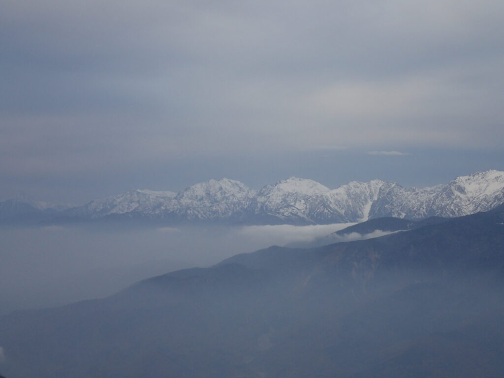 日本百名山の雨飾山を登山した時にオリンパスの防水デジタルカメラタフで撮影した雪化粧した北アルプスの山々