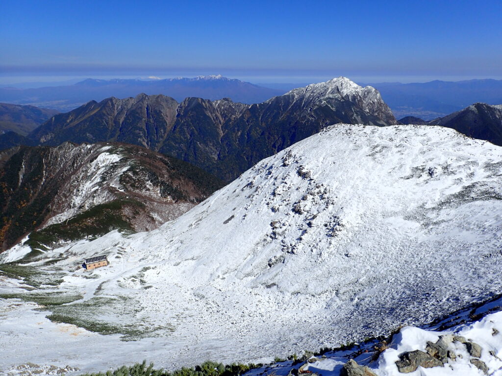 日本百名山の仙丈ヶ岳を登山した時にオリンパスの防水デジタルカメラタフで撮影した雪化粧した仙丈ヶ岳の尾根と甲斐駒ヶ岳