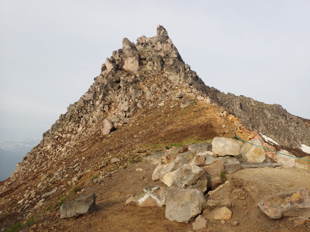 日本百名山の焼岳を登山した時にオリンパスの防水デジタルカメラタフで撮影した焼岳南峰