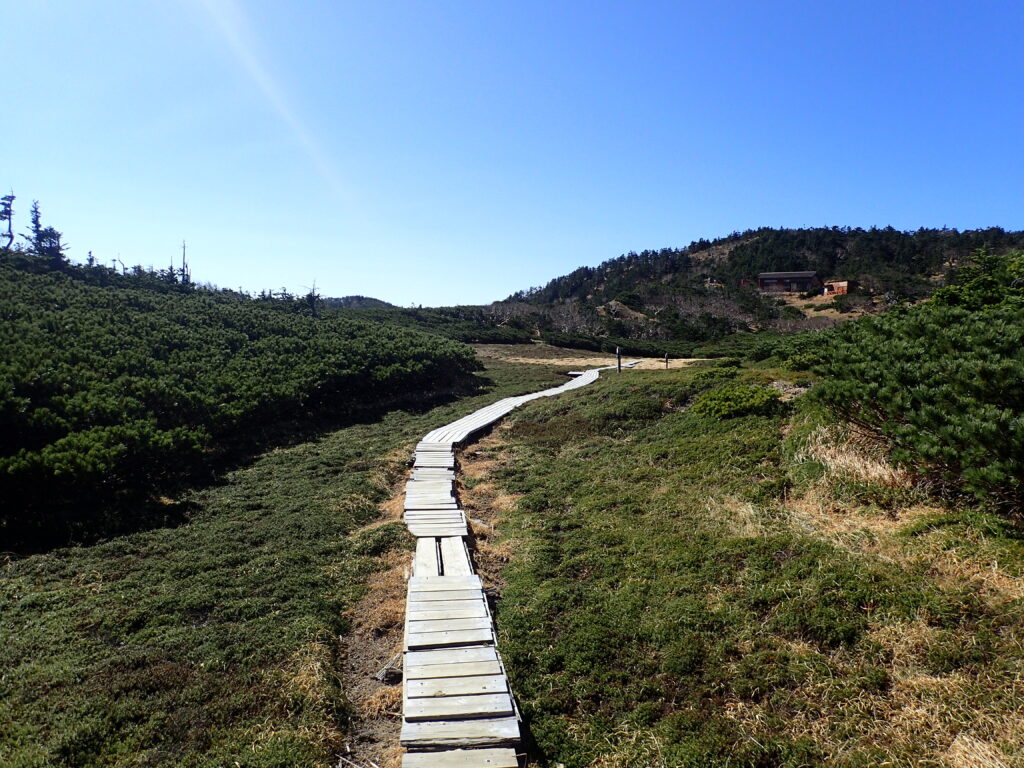日本百名山の光岳を登山した時にオリンパスの防水デジタルカメラタフで撮影した雪化粧した光岳小屋