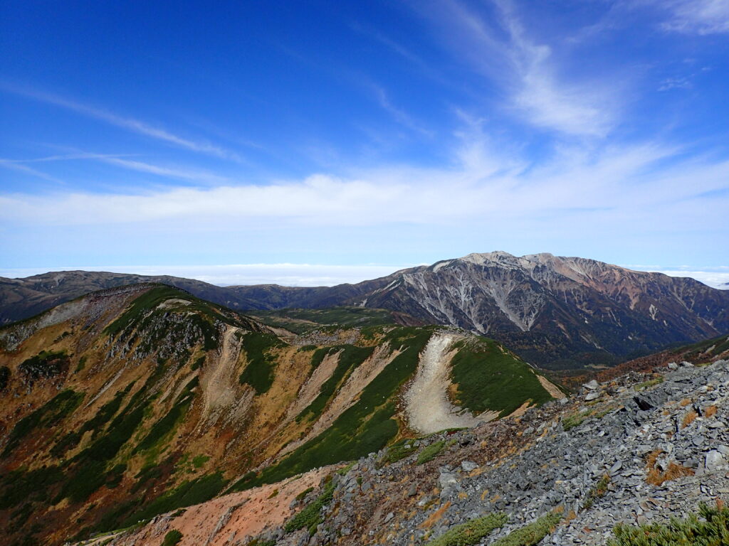日本百名山の鷲羽岳・水晶岳を登山した時にオリンパスの防水デジタルカメラタフで撮影した薬師岳