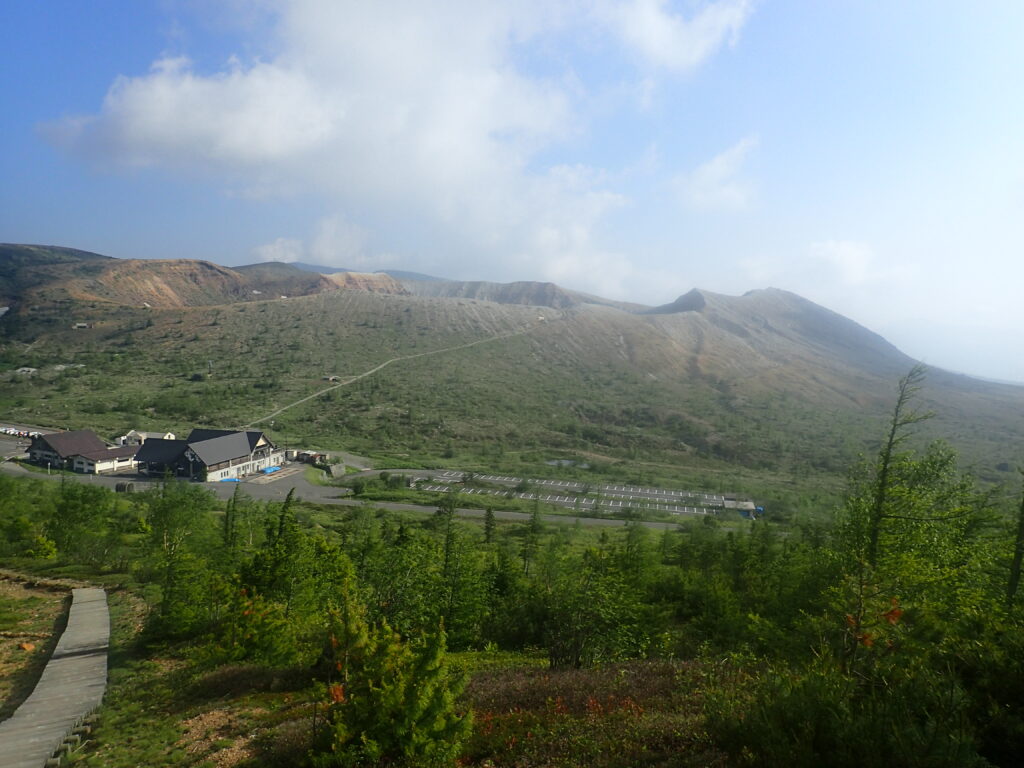 日本百名山の草津白根山を登山した時にオリンパスの防水デジタルカメラタフで撮影した草津レストハウスと火口