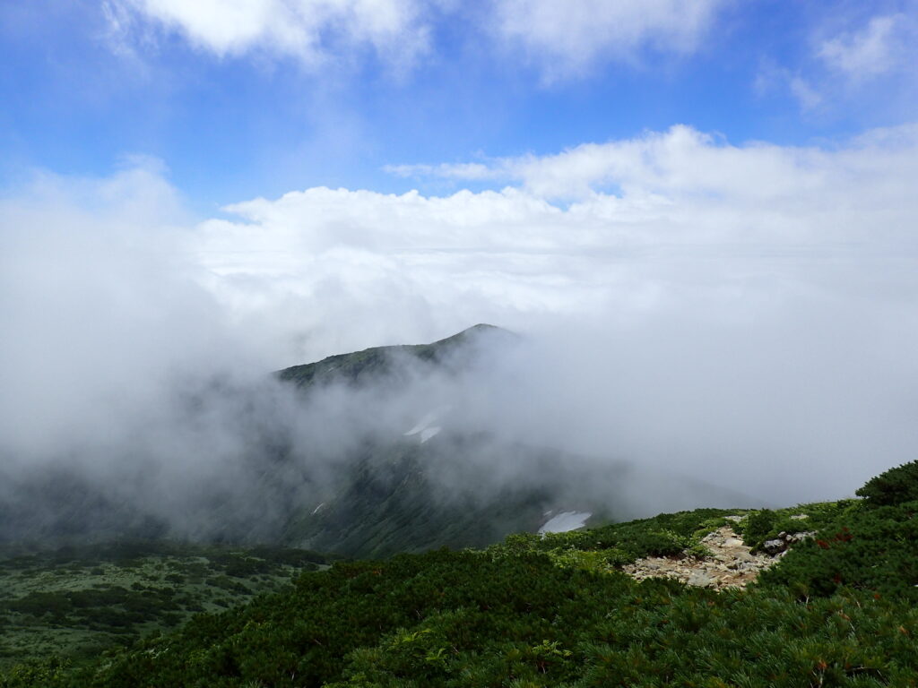 日本百名山の飯豊山を登山した時にオリンパスの防水デジタルカメラタフで撮影した雲に覆われた登山道