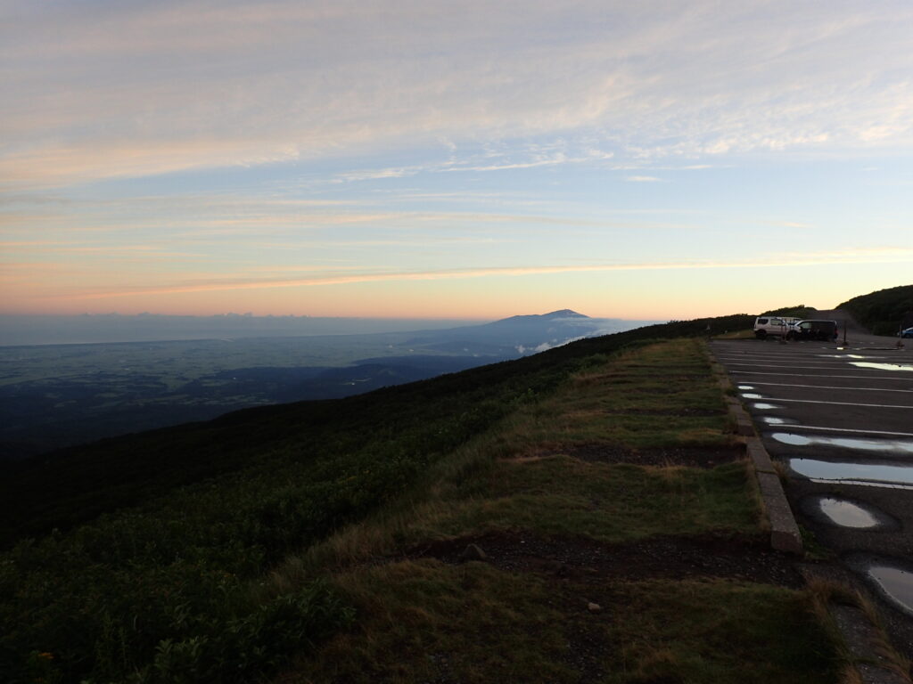 日本百名山の月山を登山した時にオリンパスの防水デジタルカメラタフで撮影した駐車場と月山